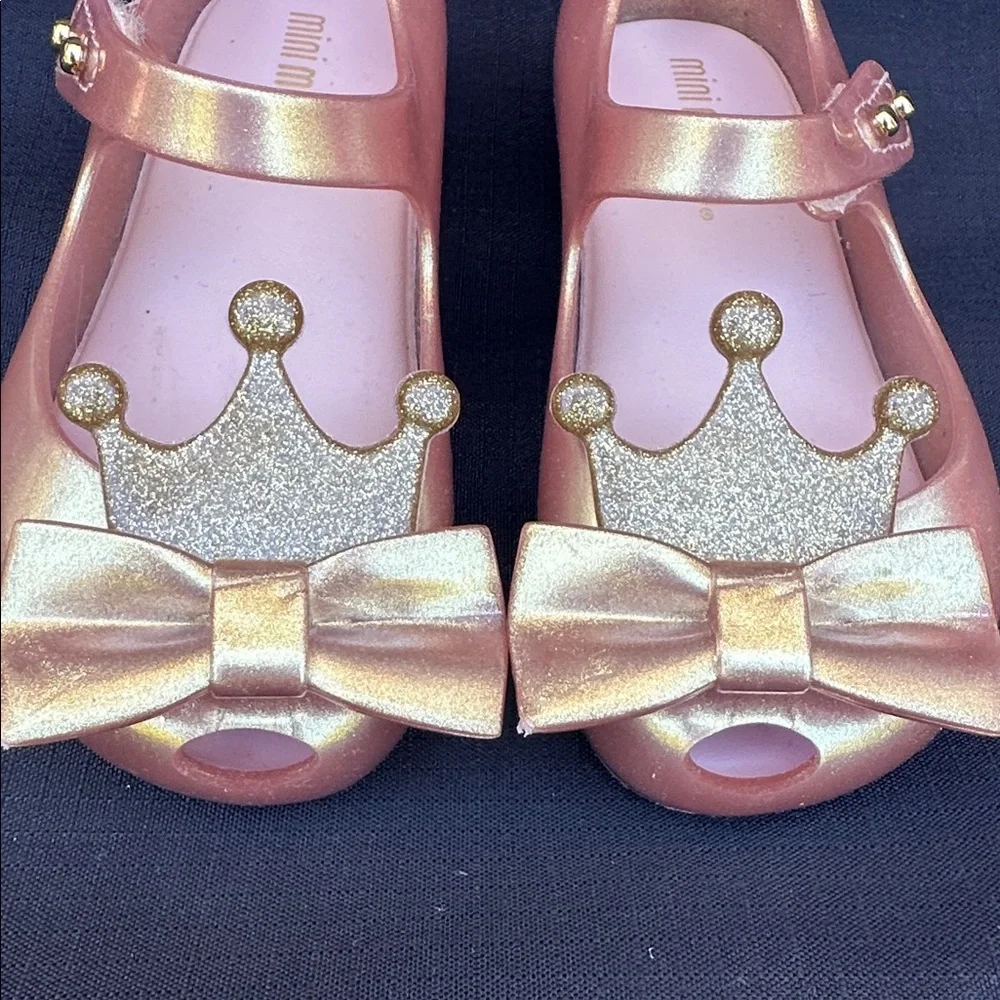 Mini Melissa Girls' Metallic Pink Jelly Shoes with Gold Crown & Bow